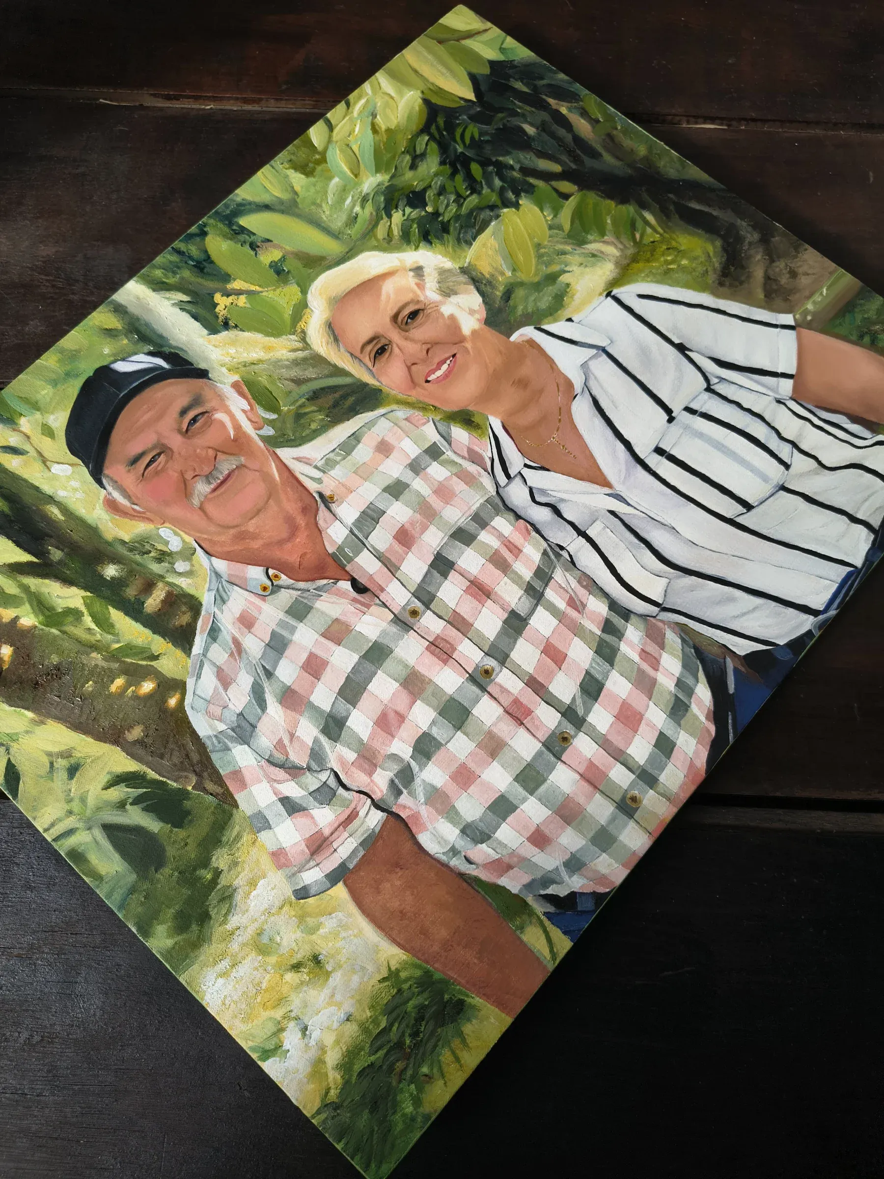 Retrato de una pareja mayor abrazada entre vegetación tropical