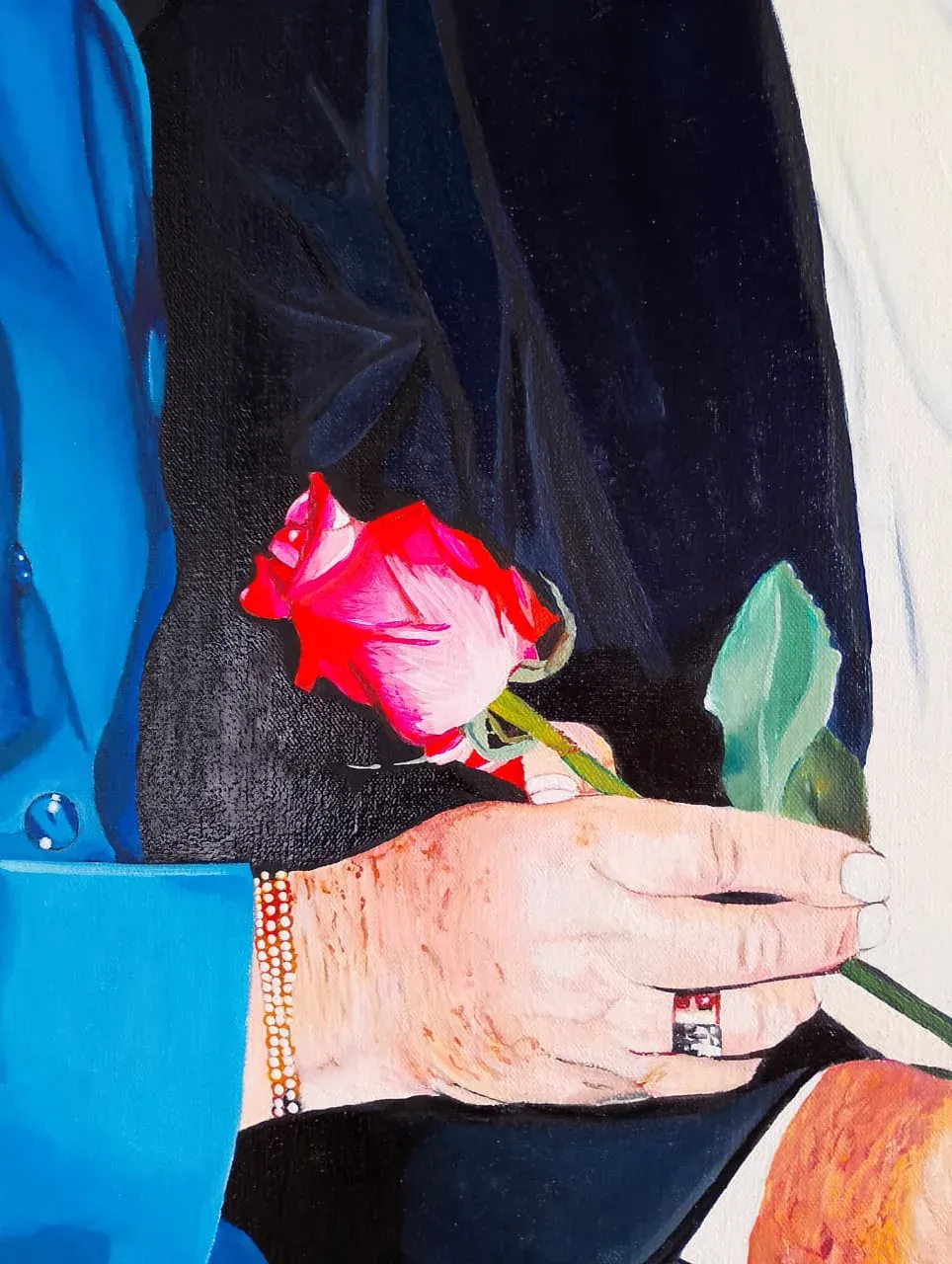 Detalle de las manos y la rosa roja