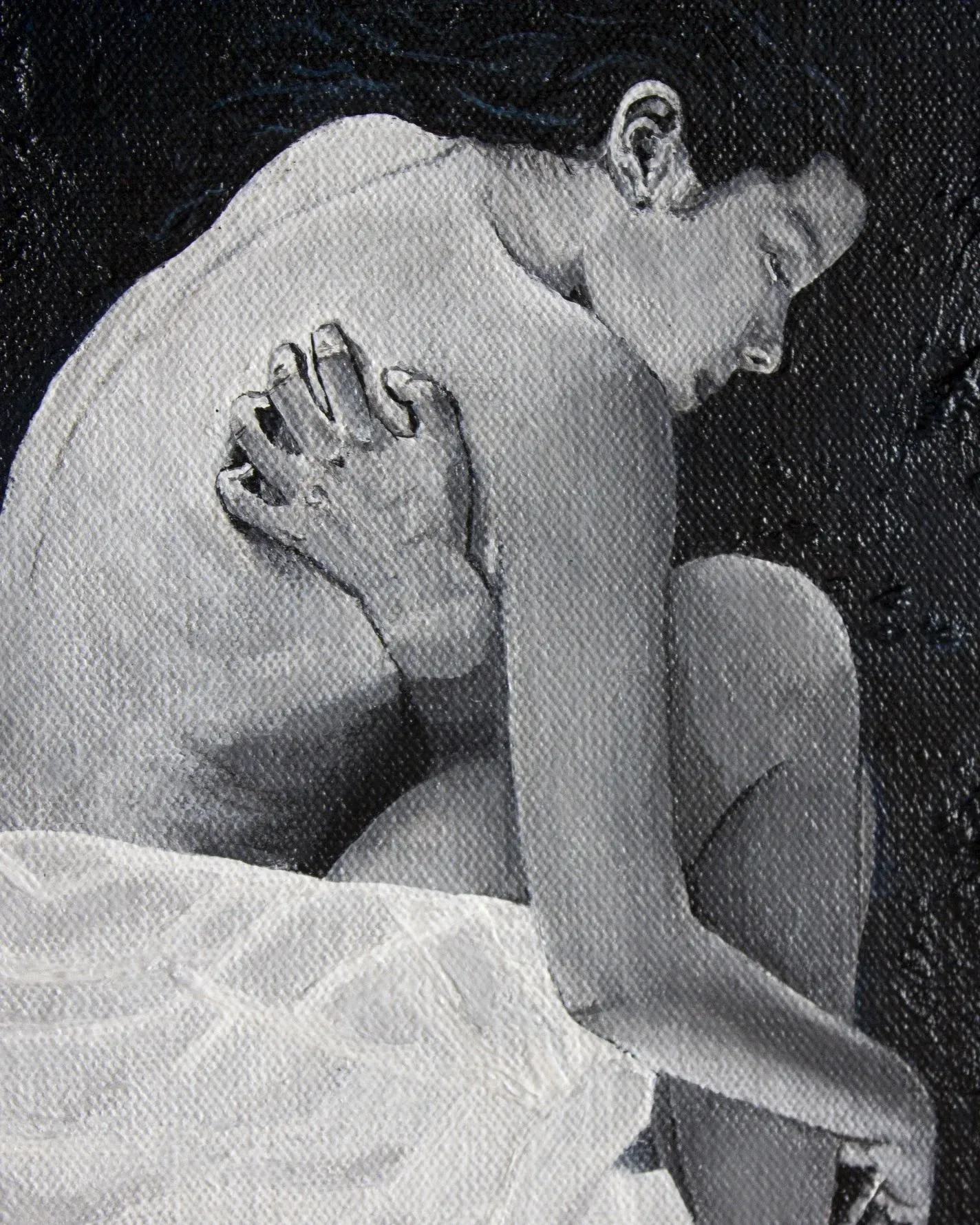 Detalle de la figura abrazando sus rodillas
