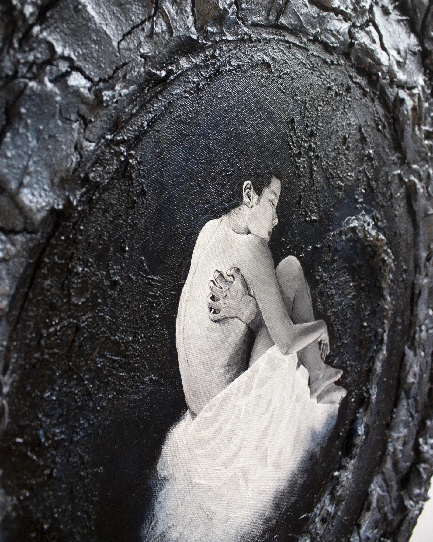 La obra vista en ángulo, mostrando el volumen del relieve