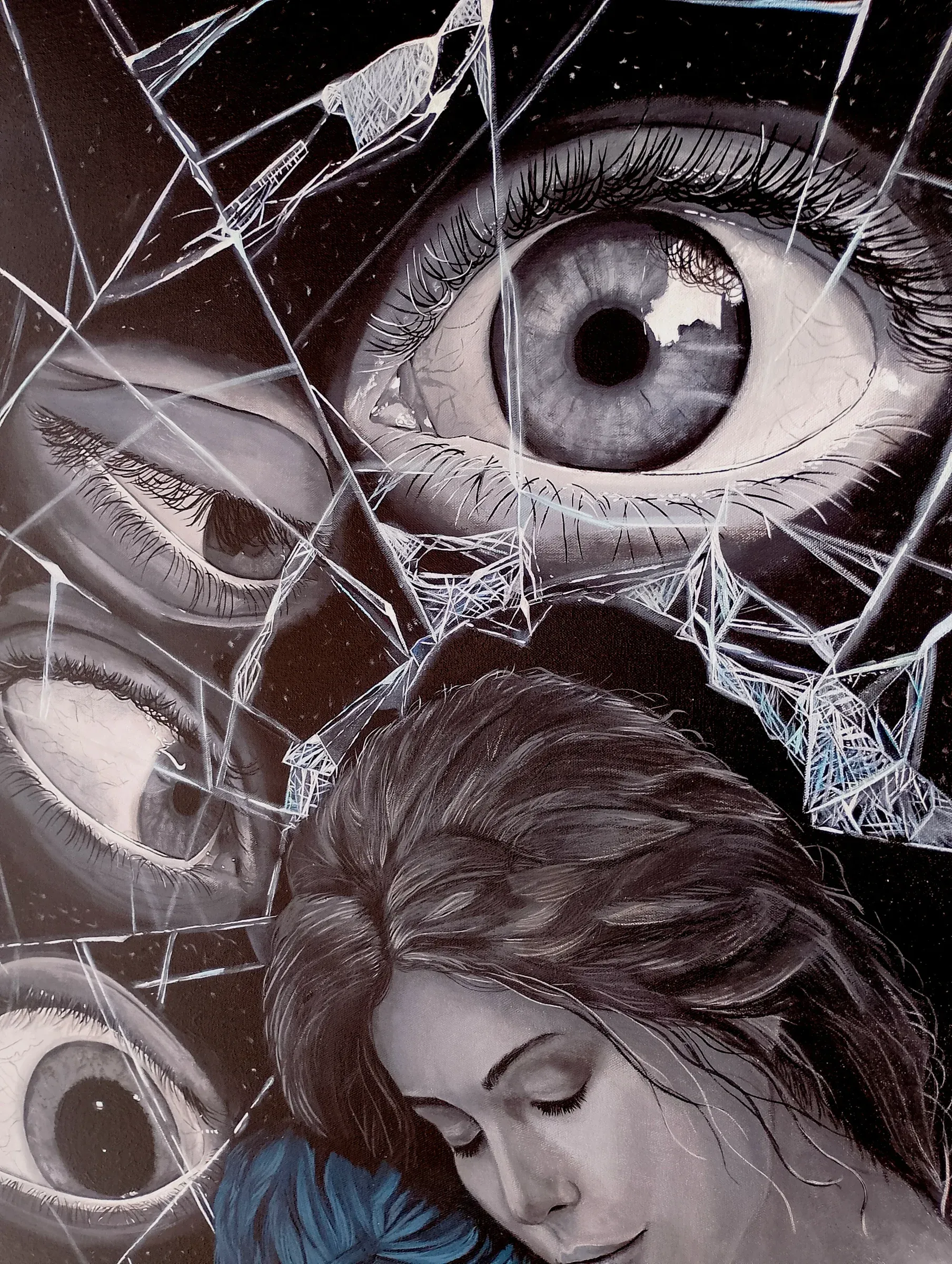 Detalle de los ojos entre los cristales rotos