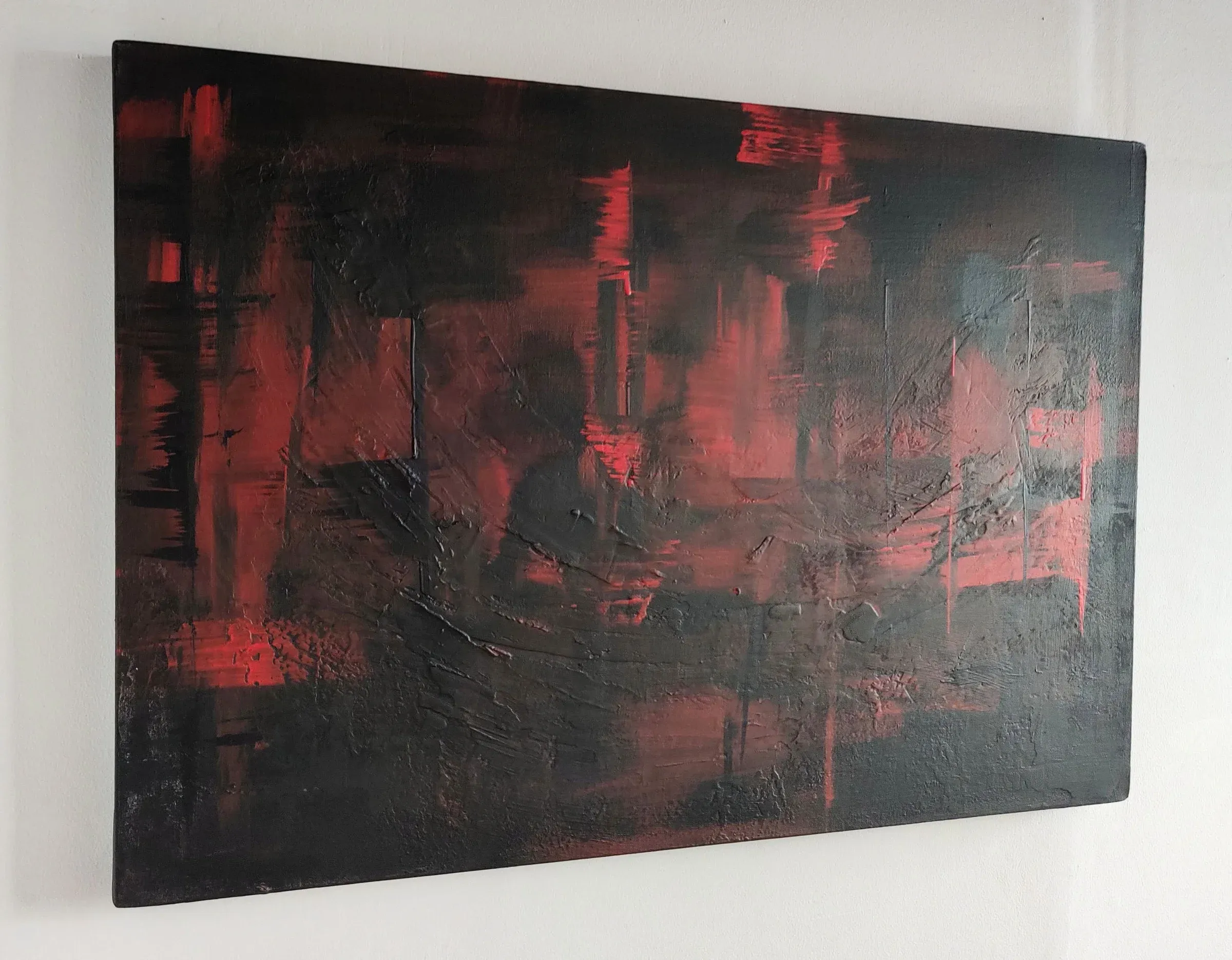 La obra colgada en una pared blanca, vista en ángulo