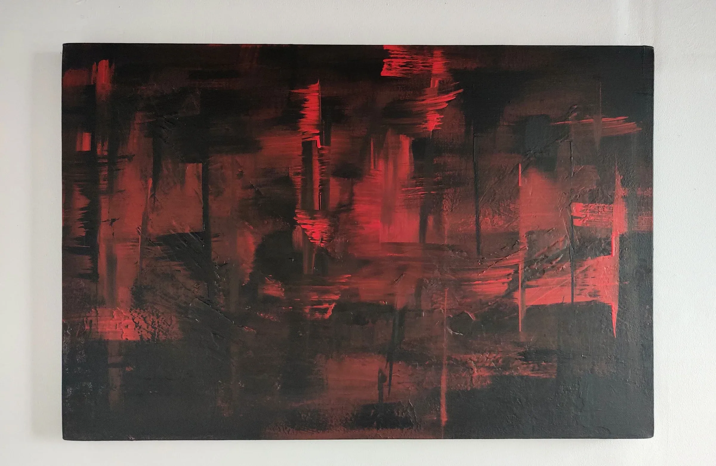 Pintura abstracta horizontal con trazos rojos sobre fondo negro