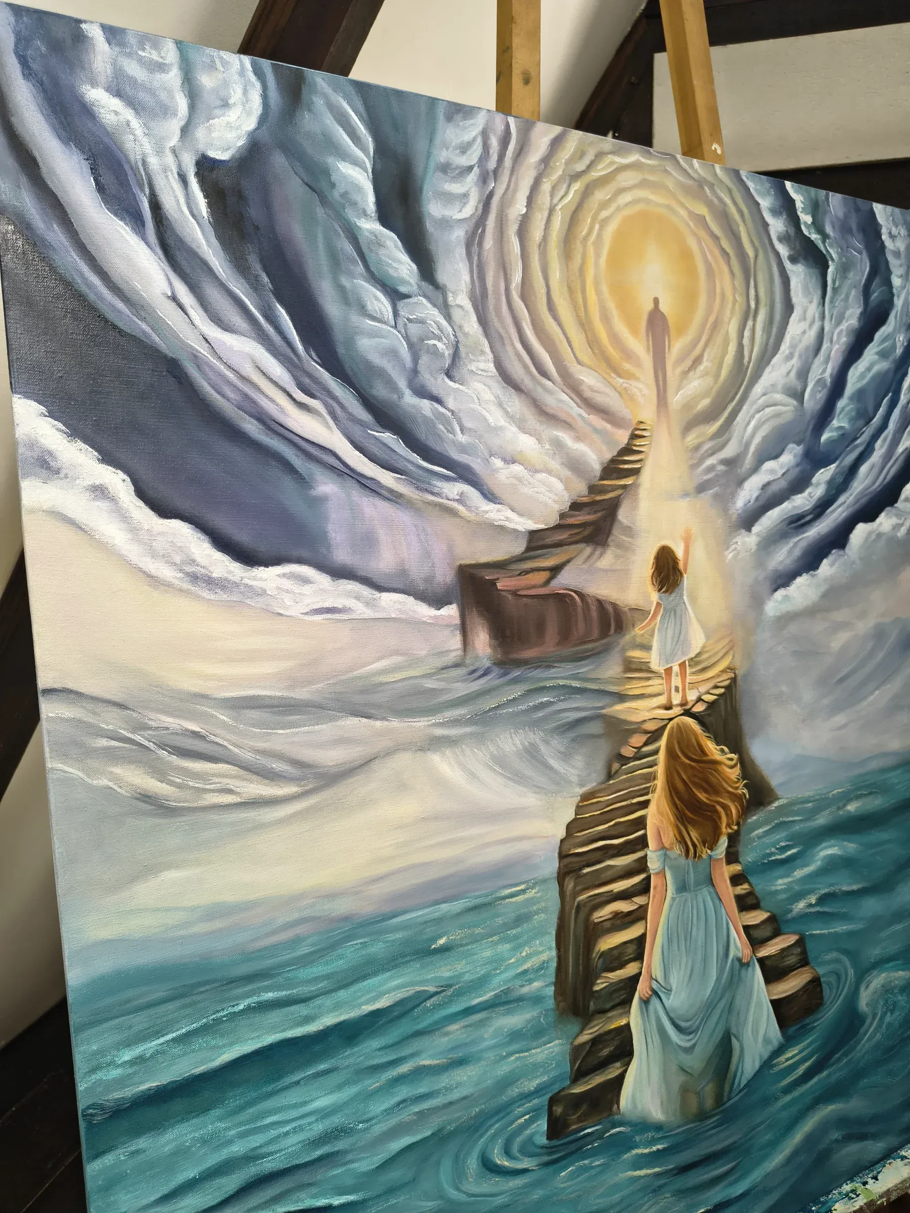 Detalle de la niña en la escalera y las nubes en espiral