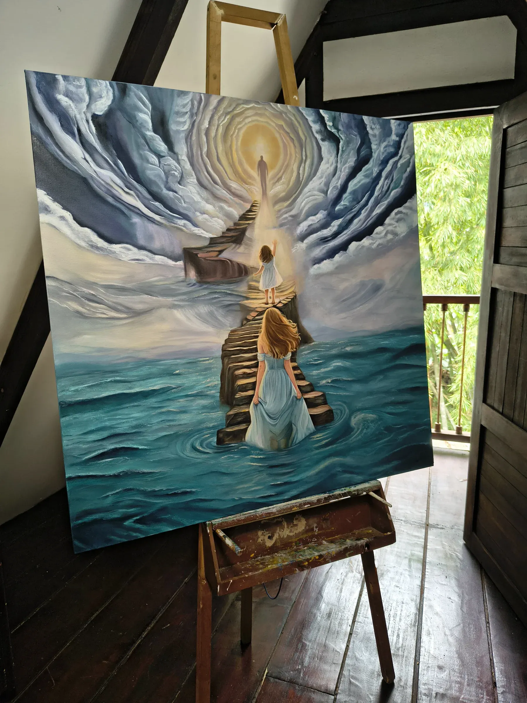 La obra en el caballete del taller, junto a la puerta del balcón