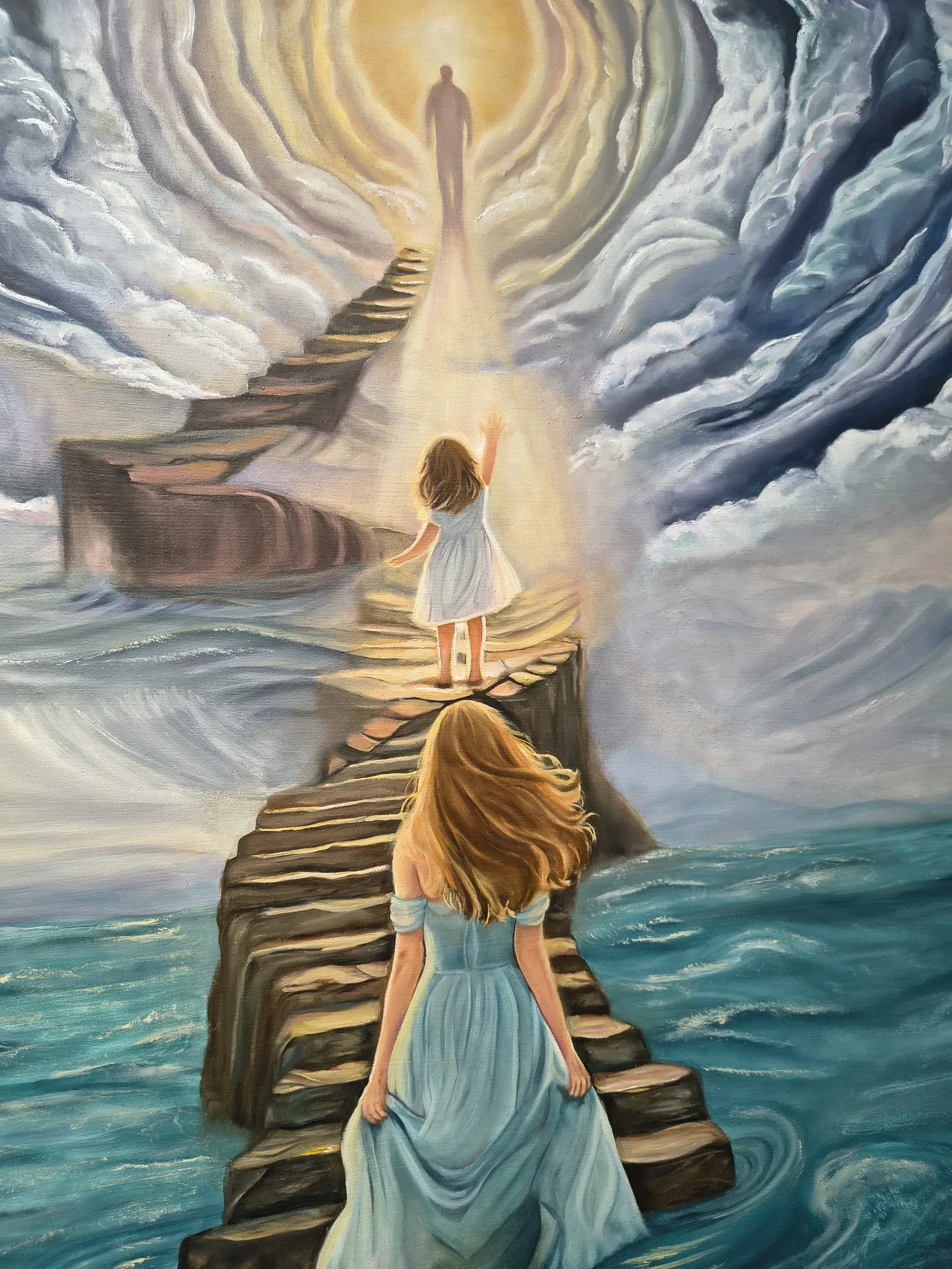 Mujer con vestido azul sube una escalera de piedra sobre el mar hacia una luz entre nubes en espiral