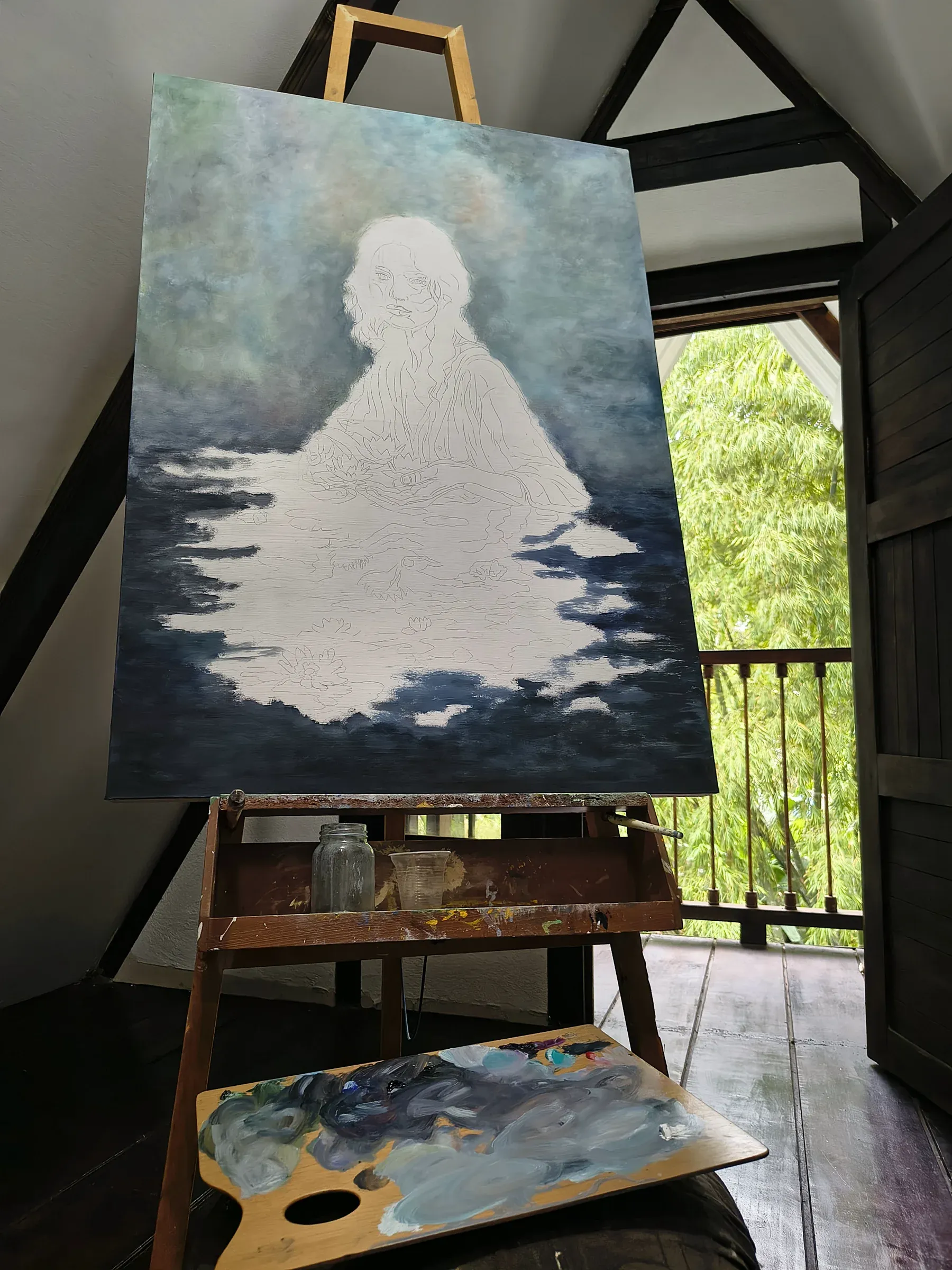 Primera fase: fondo pintado y la figura todavía en dibujo a lápiz